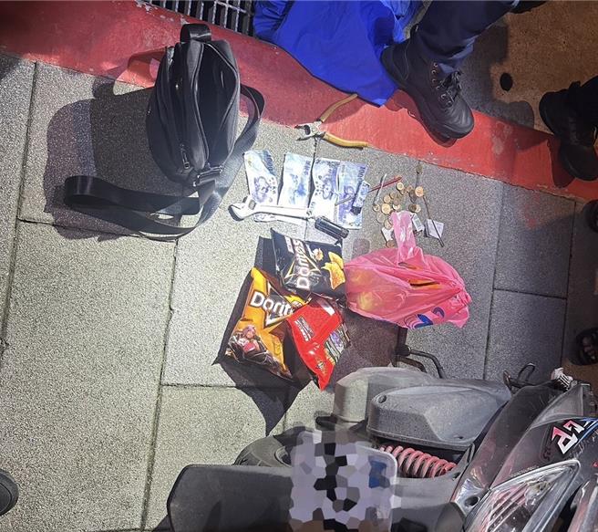 警方起获赃款4000元。（警方提供）