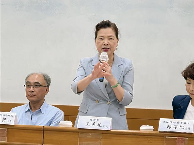经济部长王美花22日率员抵达台南与中小企业厂商座谈。（洪荣志摄）