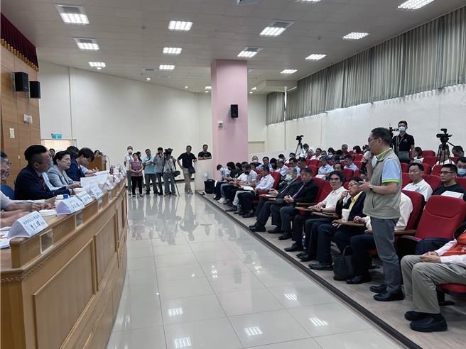 经济部长王美花22日率员抵达台南与中小企业厂商座谈。（洪荣志摄）