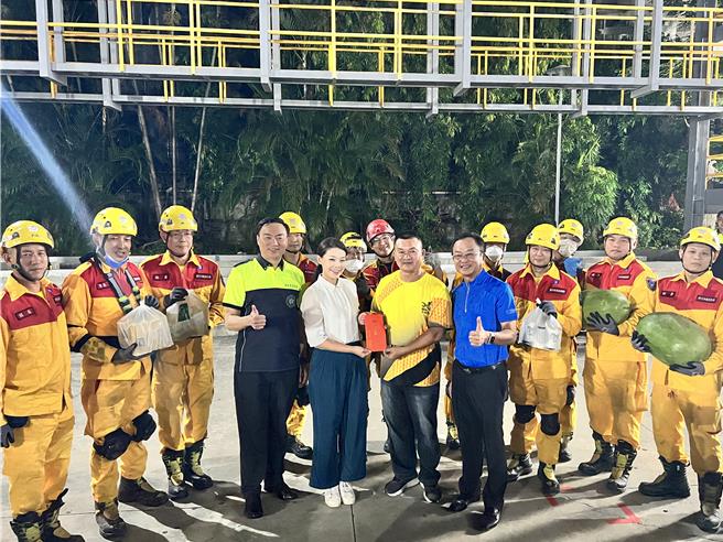 新竹市义消荣获今年全国义消体技能交流活动亚军，市长高虹安（左五）特别了颁奖励金。（新竹市政府提供／陈育贤新竹传真）