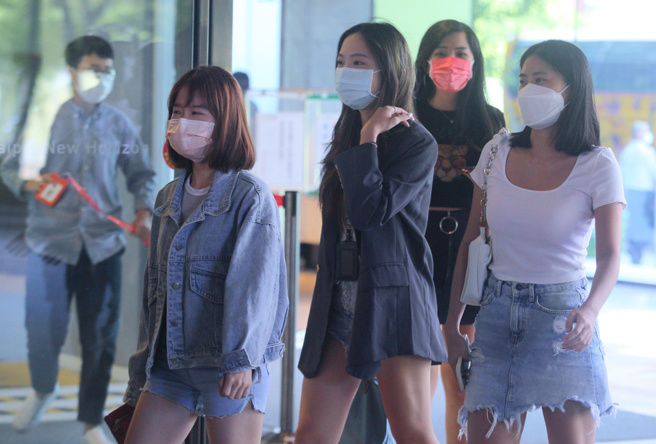 疫情期間讓許多防疫保單爆紅，也產生後遺症。圖為民眾戴口罩防疫（示意圖）