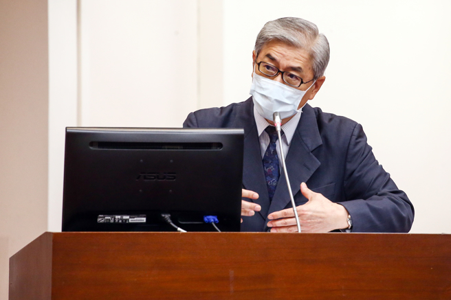 台股在上周五（19日）盘中一度大跌千点，加上美科技股接续重挫，22日还是开低，以1万9466点开出，随后跌势收敛反弹百点，对此金管会主委黄天牧（见图）表示，主要是受到中东情势影响，会持续关注并依情况採取不同措施。 （邓博仁摄）