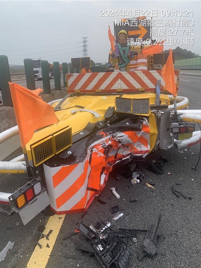 車禍現場滿目瘡痍。（民眾提供／李京昇苗栗傳真）