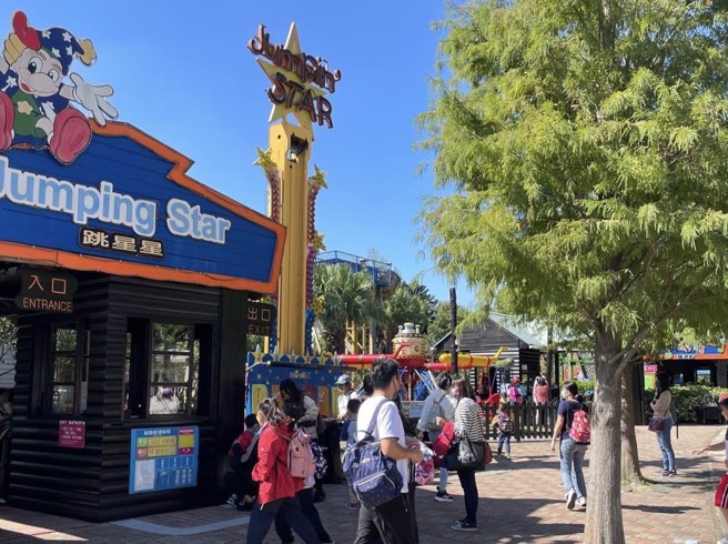 一名男子今日去桃园龙潭区小人国主题乐园玩，突然大停电。（图／示意图，翻摄自小人国脸书粉专）