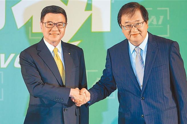 准行政院长卓荣泰（左）19日与准卫福部长邱泰源（右）合影。（郭吉铨摄）