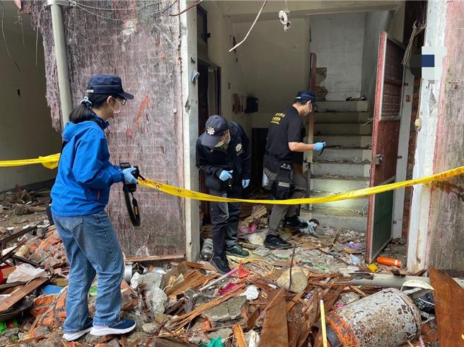 基隆市警方今年3月在暖暖区废弃宿舍拆除工地，发现有3具人体骸骨遭弃置，持续追查找到家属。（翻摄照片／张志康基隆传真）