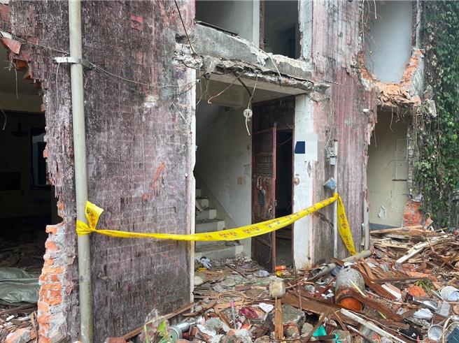 基隆市警方今年3月在暖暖区废弃宿舍拆除工地，发现有3具人体骸骨遭弃置，持续追查找到家属。（翻摄照片／张志康基隆传真）