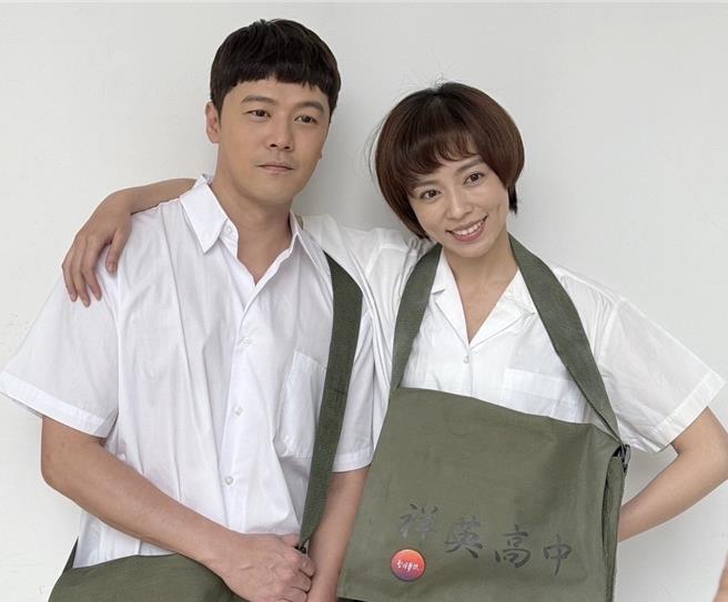 黄文星、王瞳剧中是高中同学、也是初恋对象。（民视提供）