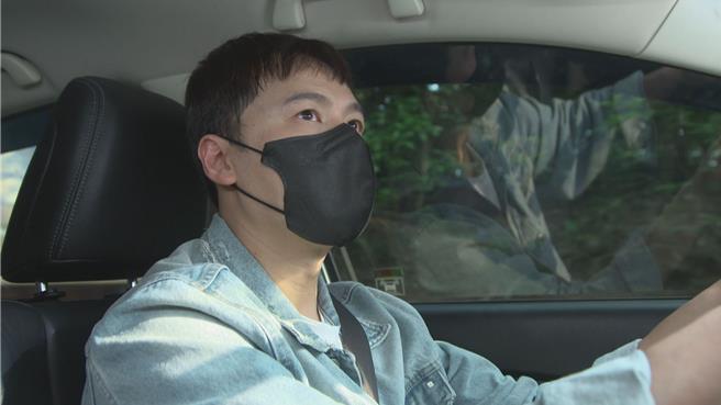 黄文星剧中开计程车载到王瞳。（民视提供）