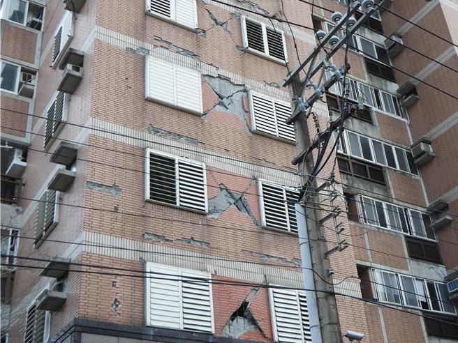 花莲山海观大楼震后因外墙龟裂、磁砖剥落，初步被认定为红单，但整体结构经评估后堪称完整，管委会21日办理住户投票，确定未来将採耐震补强方式修復大楼，是0403花莲大地震首栋。（罗亦晽摄）