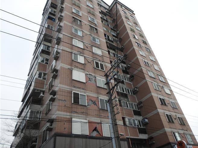 花莲山海观大楼震后因外墙龟裂、磁砖剥落，初步被认定为红单，但整体结构经评估后堪称完整，管委会21日办理住户投票，确定未来将採耐震补强方式修復大楼，是0403花莲大地震首栋。（罗亦晽摄）
