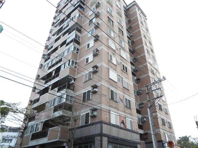 花莲山海观大楼震后因外墙龟裂、磁砖剥落，初步被认定为红单，但整体结构经评估后堪称完整，管委会21日办理住户投票，确定未来将採耐震补强方式修復大楼，是0403花莲大地震首栋。（罗亦晽摄）