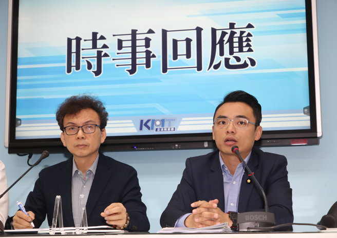 国民党立法院党团书记长洪孟楷（右）22日举行时事回应记者会；左为郑正钤（刘宗龙摄）