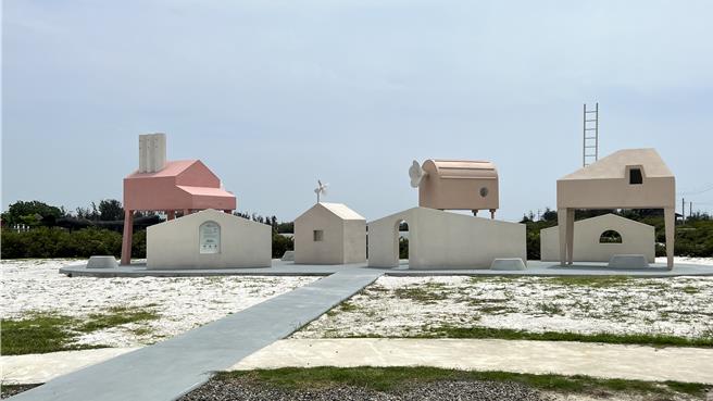 云嘉南滨海国家风景区管理处在北门游客中心，建置全新户外装置艺术「当海回来时-他们这一家」。（张毓翎摄）