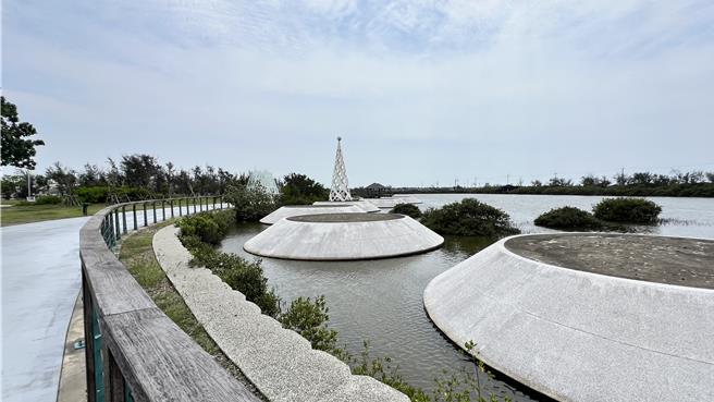 云管处之后拟进一步修復活化旁边原有的7座盐堆装置。（张毓翎摄）