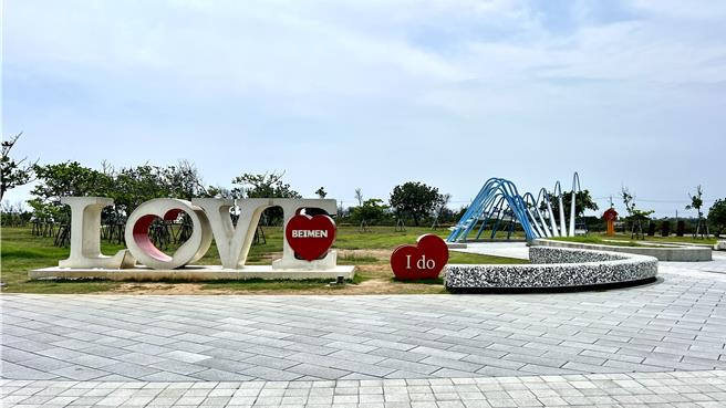 北门游客中心户外有「北门婚纱美地意象」、「盐晶教堂」、「LOVE BEIMEN」等装置艺术。（张毓翎摄）