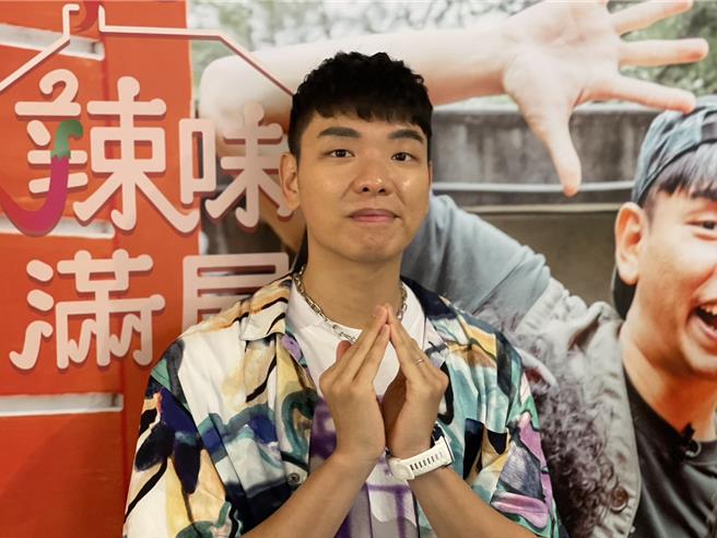 八弟当年以「自然产生」手势与洗脑歌曲走红。（谢佩桦摄）