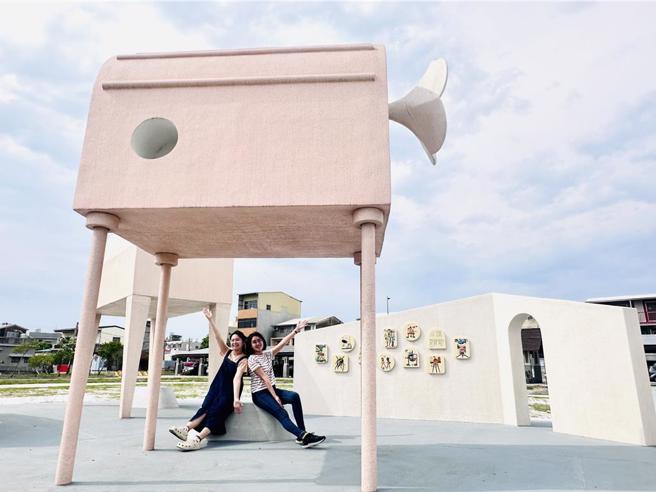 云嘉南滨海国家风景区管理处在北门游客中心，建置全新户外装置艺术「当海回来时-他们这一家」。（云管处提供／张毓翎台南传真）