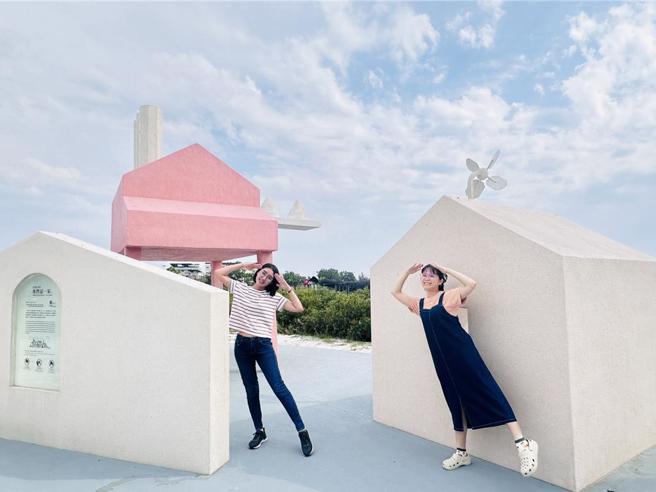 「当海回来时-他们这一家」远看如一处小聚落，外观简朴且没有过多鲜艳色彩，强调与自然环境的一体感。（云管处提供／张毓翎台南传真）