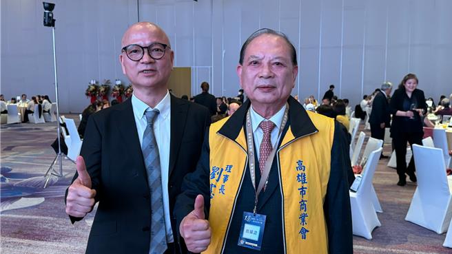 高市商業會理事長劉憲同（右）近日當選商總常務理事，行政院政務顧問劉坤福受聘為高雄市商業會顧問。（柯宗緯攝）