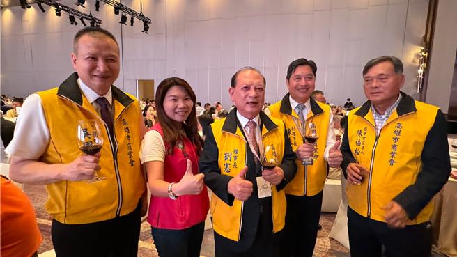 高市議員李雅靜（左二）受聘為高雄市商業會顧問。（柯宗緯攝）