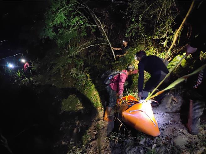 莊姓男子右腳疑似骨折、左臀疼痛無法行走，搜救人員以SKED捲式擔架將他搬運下山送醫治療。（南投縣消防局提供／楊靜茹南投傳真）