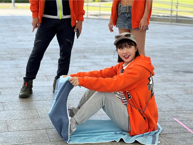 峮峮很会用屁股「噜毛巾」。（中视提供）