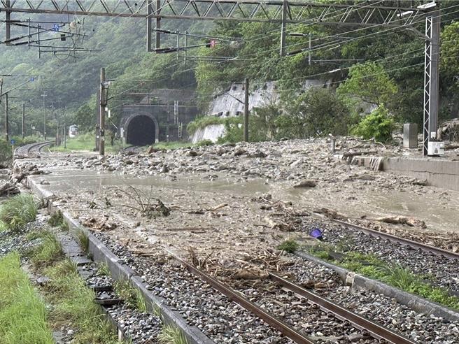 花莲发生强震后，山区边坡持续不稳，怎料锋面影响，花莲秀林乡和平地区今下起大雨，和仁车站至崇德车站间铁轨遭土石流淹盖，北迴线暂时不通，东线部分列车时间将随之调整，台铁公司工务单位已前往现场处理。（民眾提供／罗亦晽花莲传真）