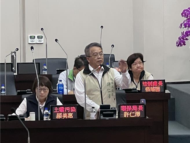 台南市议会22日进行「非法废弃物堆置场址」专案报告时，市府环保局长许仁泽表示，目前台南市列管的非法弃置场址有152件，弃置总量约171万公吨。（洪荣志摄）