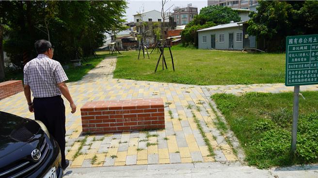 善化区区长方泽心指出东关转角公园可望改建为平面停车场。（宝智华摄）