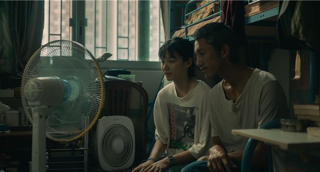 袁澧林（左）與吳慷仁在《但願人長久》中飾演父女。（甲上娛樂提供）