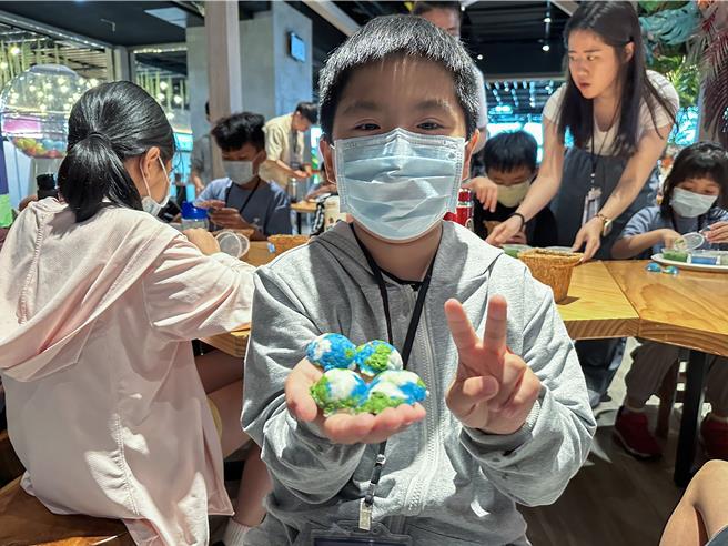 机场回收纸变身绿色地球，期盼透过活动让环保种子从「心」发芽。（机场公司提供）