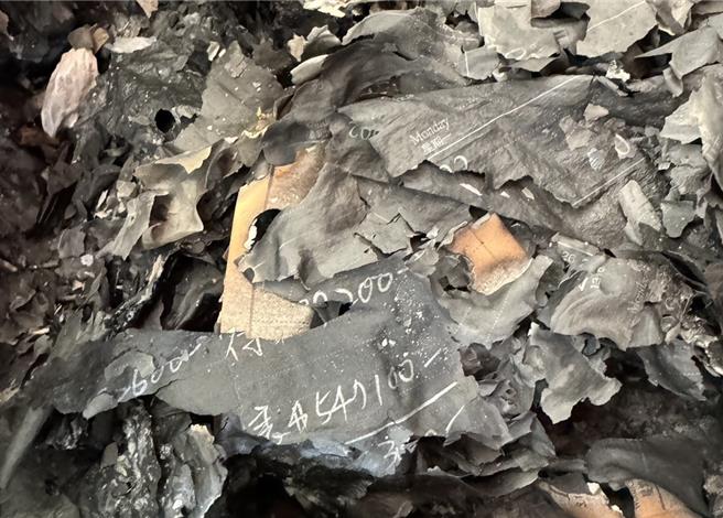 王男為首的地下簽注集團，以台指期為下注標的收注，1年進出賭金高達2億元，不法獲利逾3000萬元。中打自2022年至2024年2月多次查緝，共逮捕王等20人，因涉案組頭不乏菜籃族，仍以手寫簽注單作業，王收注後，定期以烤肉架「燒燬」滅證，圖為未燃燒完全的簽注單。（中打提供／陳淑芬台中傳真）