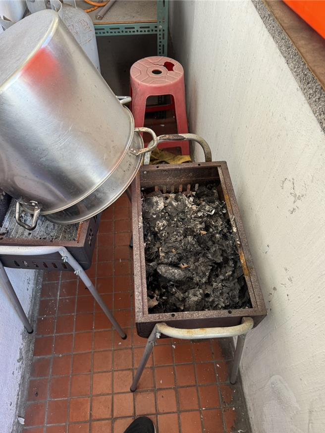 王男為首的地下簽注集團，以台指期為下注標的收注，1年進出賭金高達2億元，不法獲利逾3000萬元。中打自2022年至2024年2月多次查緝，共逮捕王等20人，因涉案組頭不乏菜籃族，仍以手寫簽注單作業，王收注後，定期以烤肉架「燒燬」滅證。（中打提供／陳淑芬台中傳真）