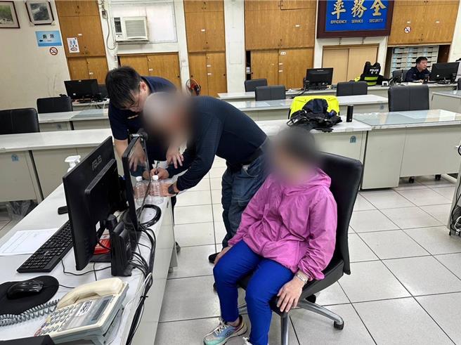 一名老妇徘徊在八德运动中心附近，所幸警方立即协寻亲人带回。（八德分局提供）