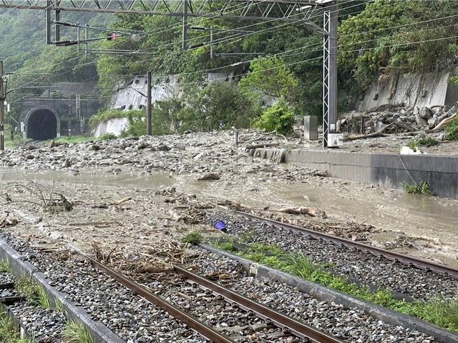 台9丁線65.6K邊坡因雨勢崩塌，大量土石流入下方鐵軌，造成和仁站至崇德站間路線中斷，列車有延誤情形，不過豪雨不斷，土石流不斷往下傾洩，人員無法進場搶修，預估深夜前恐無法恢復通車。（民眾提供／羅亦晽花蓮傳真）