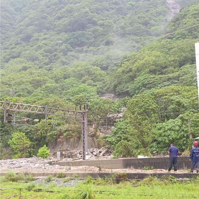 台9丁線65.6K邊坡因雨勢崩塌，大量土石流入下方鐵軌，造成和仁站至崇德站間路線中斷，列車有延誤情形，不過豪雨不斷，土石流不斷往下傾洩，人員無法進場搶修，預估深夜前恐無法恢復通車。（花蓮縣消防局提供／羅亦晽花蓮傳真）