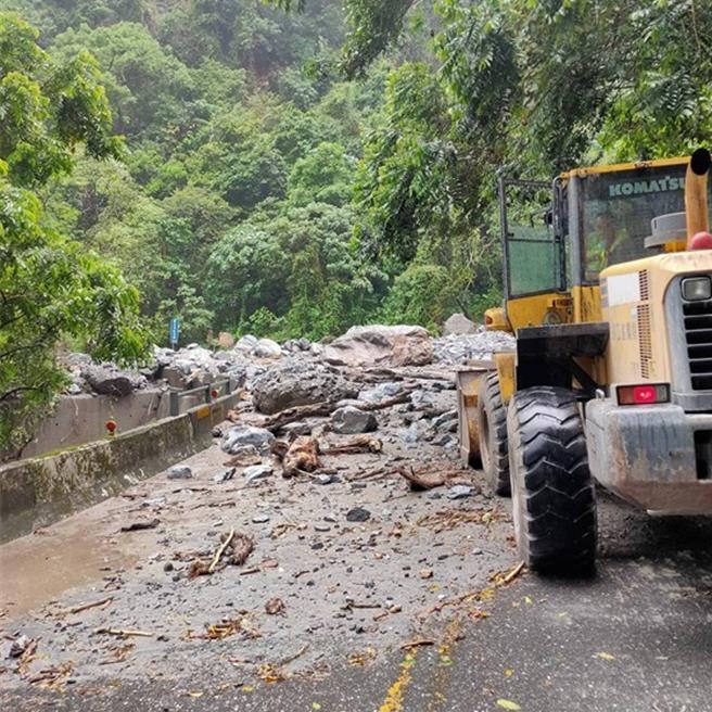 花蓮山區邊坡於3日震後持續不穩，怎料今下午鋒面影響，秀林鄉下起豪雨，台9線蘇花公路南段多處發生坍方落石，造成道路阻斷，公路單位正派遣機具挺入搶修。（公路局提供／羅亦晽花蓮傳真）