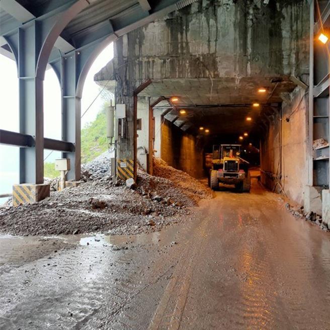 花蓮山區邊坡於3日震後持續不穩，怎料今下午鋒面影響，秀林鄉下起豪雨，台9線蘇花公路南段多處發生坍方落石，造成道路阻斷，公路單位正派遣機具挺入搶修。（公路局提供／羅亦晽花蓮傳真）