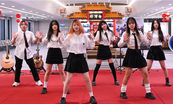 為呼應「世界地球日與鄰共好」主題，采盟免稅店於22日下午2時，在桃園國際機場第二航廈出境D區台灣好廣場，邀請中壢高商同學們，以精彩的KPOP舞蹈與吉他演奏的表演，與中外旅客分享歡樂的午後時光。（陳麒全攝）