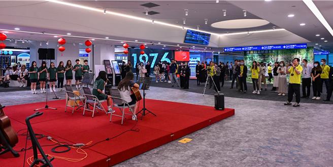 為呼應「世界地球日與鄰共好」主題，采盟免稅店於22日下午2時，在桃園國際機場第二航廈出境D區台灣好廣場，邀請中壢高商同學們，以精彩的KPOP舞蹈與吉他演奏的表演，與中外旅客分享歡樂的午後時光。（陳麒全攝）