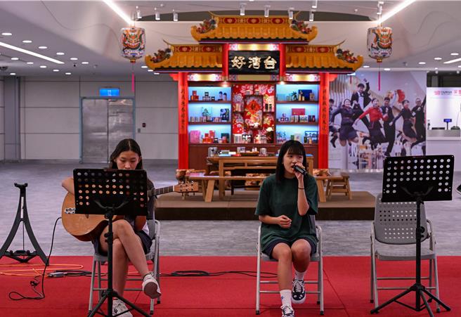 為呼應「世界地球日與鄰共好」主題，采盟免稅店於22日下午2時，在桃園國際機場第二航廈出境D區台灣好廣場，邀請中壢高商同學們，以精彩的KPOP舞蹈與吉他演奏的表演，與中外旅客分享歡樂的午後時光。（陳麒全攝）