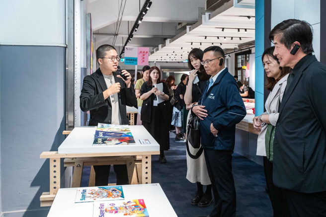 See Different 教科图书设计展展出获奖作品，让各界看见教科书吸引学生学习的新样貌。(照片/教育部提供)