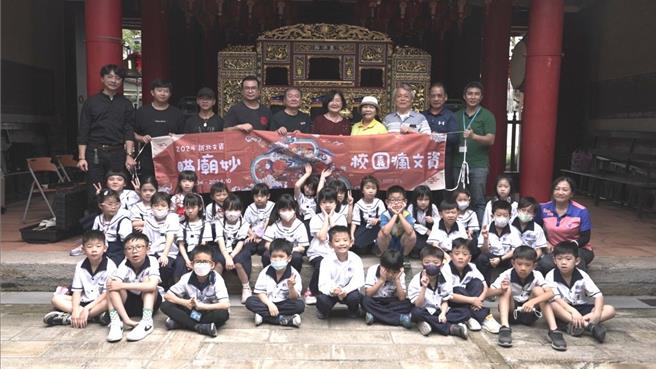 高齡91歲的布袋戲藝師江賜美今（22）日帶領「真快樂掌中劇團」到新北市市定古蹟「大觀義學」，為板橋國小、大觀幼兒園的小朋友帶來〈是誰抓了大老虎？〉布袋戲演出。（新北市文化局提供）