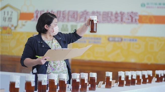 今年暖冬，龙眼树多不开花，蜂农们採不到龙眼蜜，县农会原预定6月中旬举办今年国产龙眼蜂蜜品质评鑑，22日报名截止参赛点数只有11点，不符比赛规模，决定今年停办蜂蜜评鑑。（新竹县政府提供／罗浚滨新竹传真）