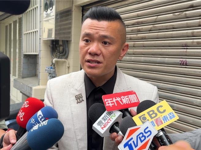 台中某幼儿园22日爆出女教师不当对待学童，台中市议员江和树下午4点率多位家长到场与园方了解后续处理，不过该园园长未露面，江和树呼吁对方勇敢面对。 （潘虹恩摄）