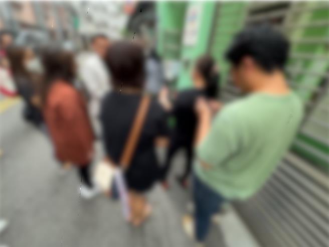 台中某幼儿园22日爆出女教师不当对待学童，台中市议员江和树下午4点与多位家长到场与园方了解后续处理，该园园长未露面，致电也不回应。 （潘虹恩摄）