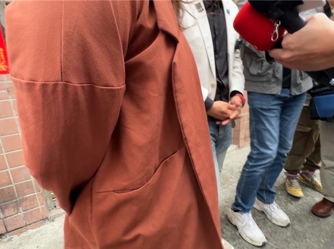 台中某幼儿园22日爆出女教师不当对待学童，台中市议员江和树下午4点率多位家长到场与园方了解后续处理；遭剪刀比画之女童的妈妈表示，今日才从新闻上发现女儿居然被用剪刀比画恐吓，非常心疼，也不能接受学校的态度。（潘虹恩摄）