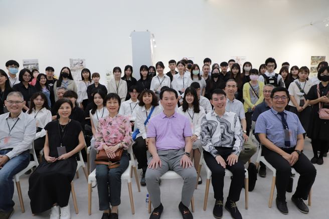 國立高雄科技大學工業設計系畢展「躁動」於建工校區藝文中心展出至4月26日(五)止，此為開幕合影。（照片/國立高雄科技大學提供）