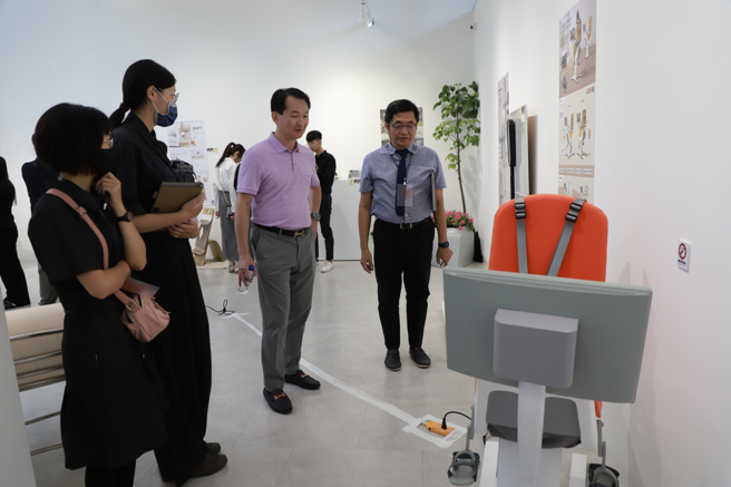 今年工設系畢展現場一共展出24件作品，有19件作品入圍「金典設計獎」，參展作品的設計均以聯合國永續發展目標(SDGs)為發想起點。圖為學生向參觀者介紹作品。（照片/國立高雄科技大學提供）